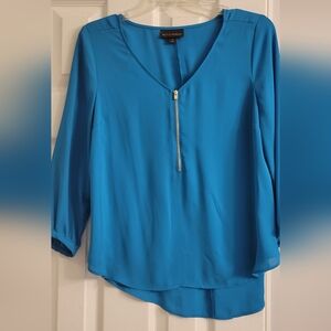 Bold Elements, small, bright teal.